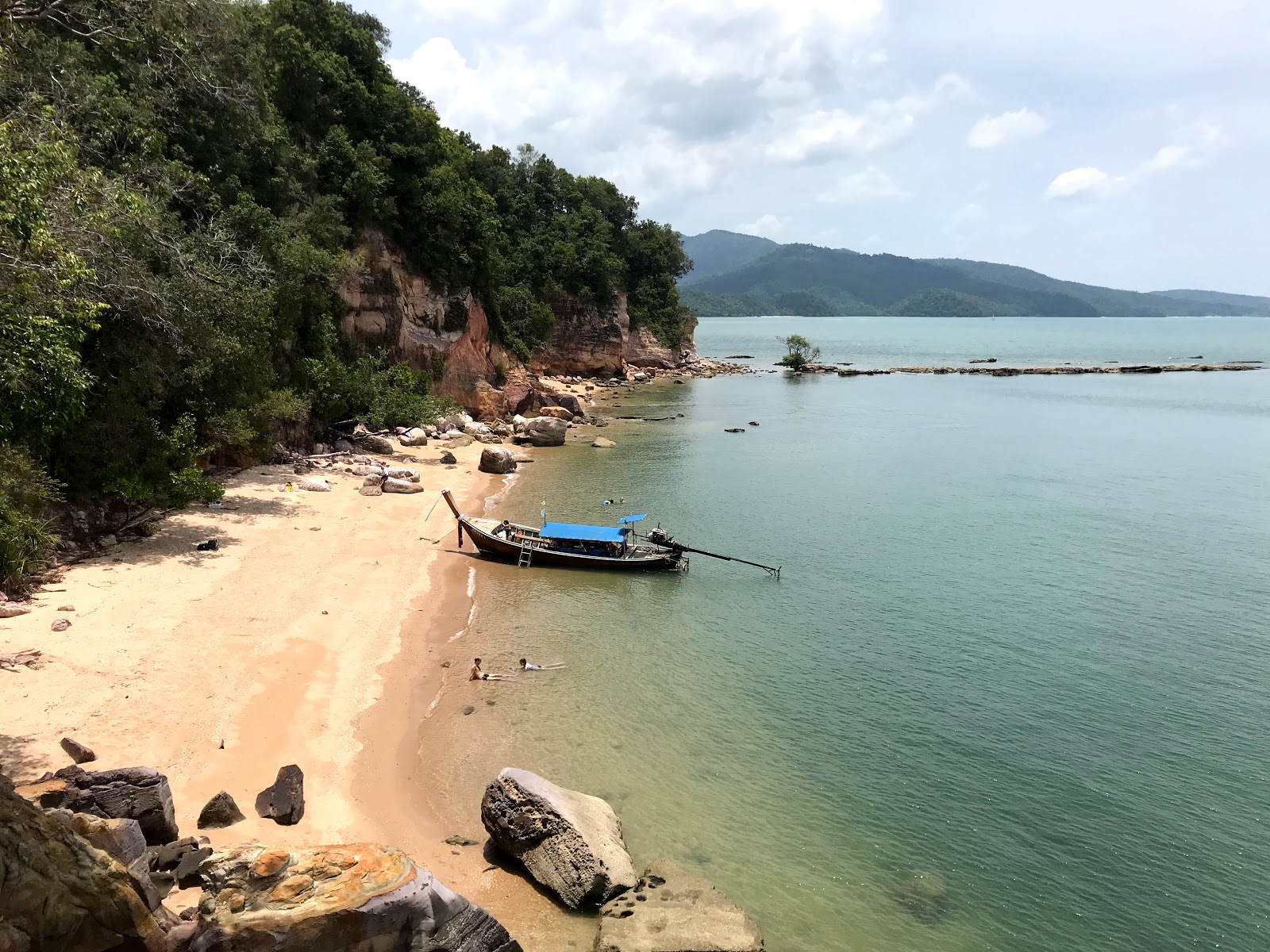 Foto de Laem Chamuk Khwai Beach com areia clara e rochas superfície