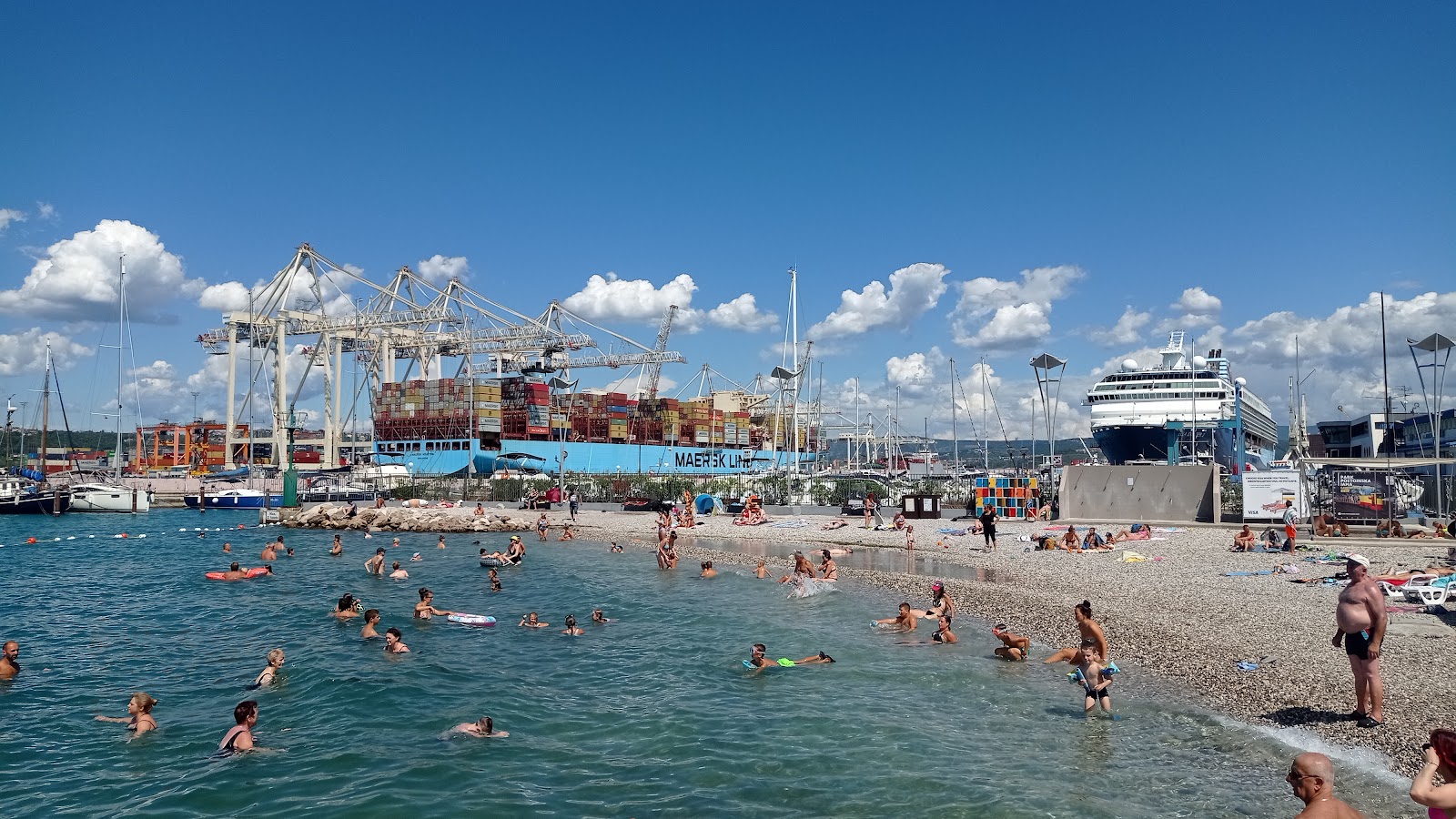 Zdjęcie Koper Beach z powierzchnią szary kamyk