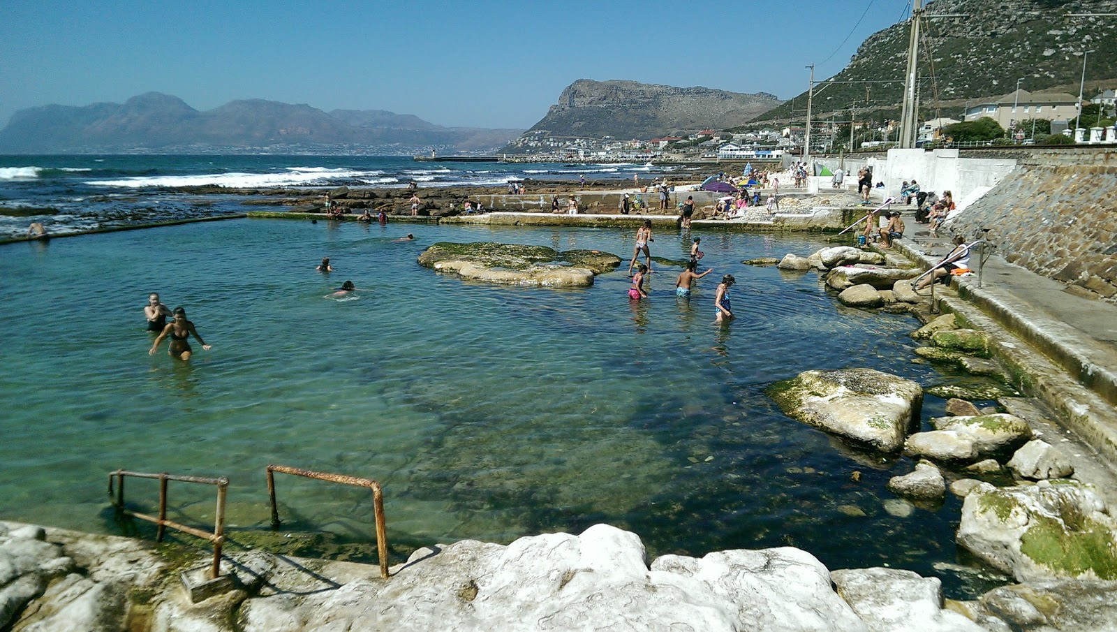 Foto van Dalebrook Tidal Pool met betonbedekking oppervlakte