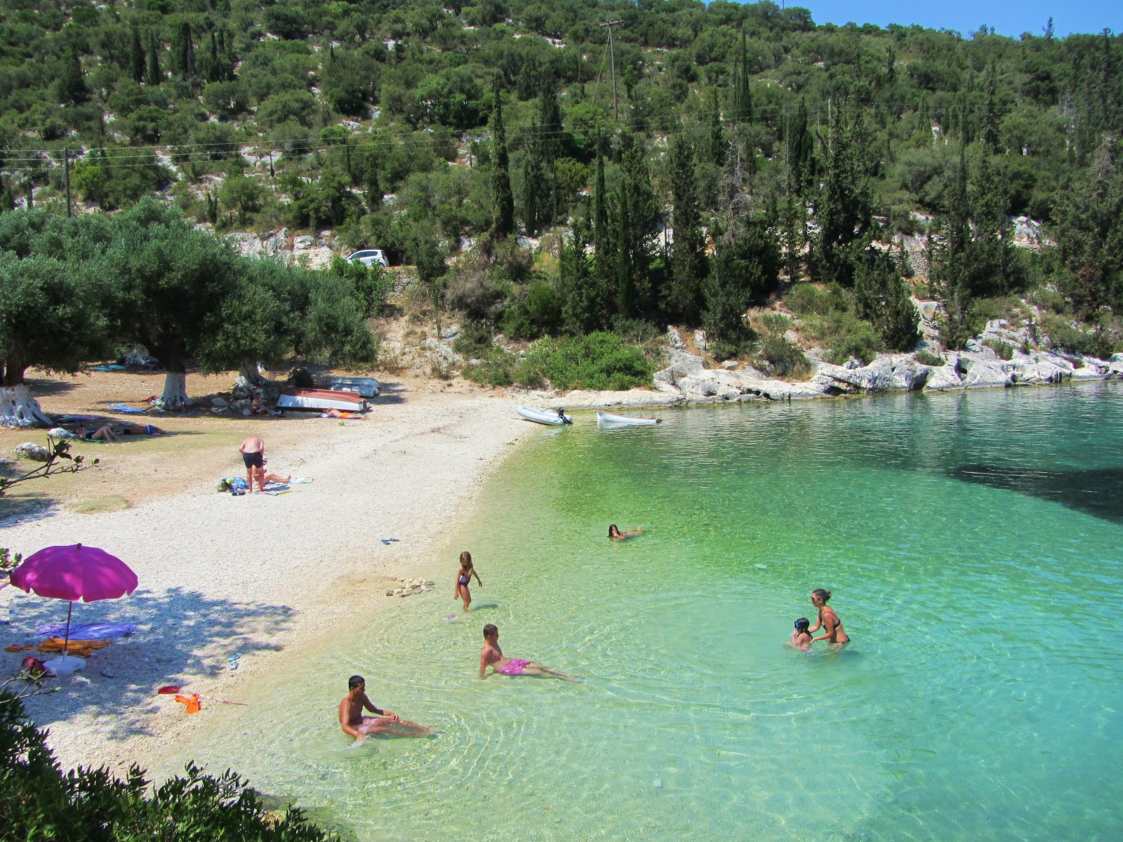 Photo de Foki beach avec caillou clair de surface