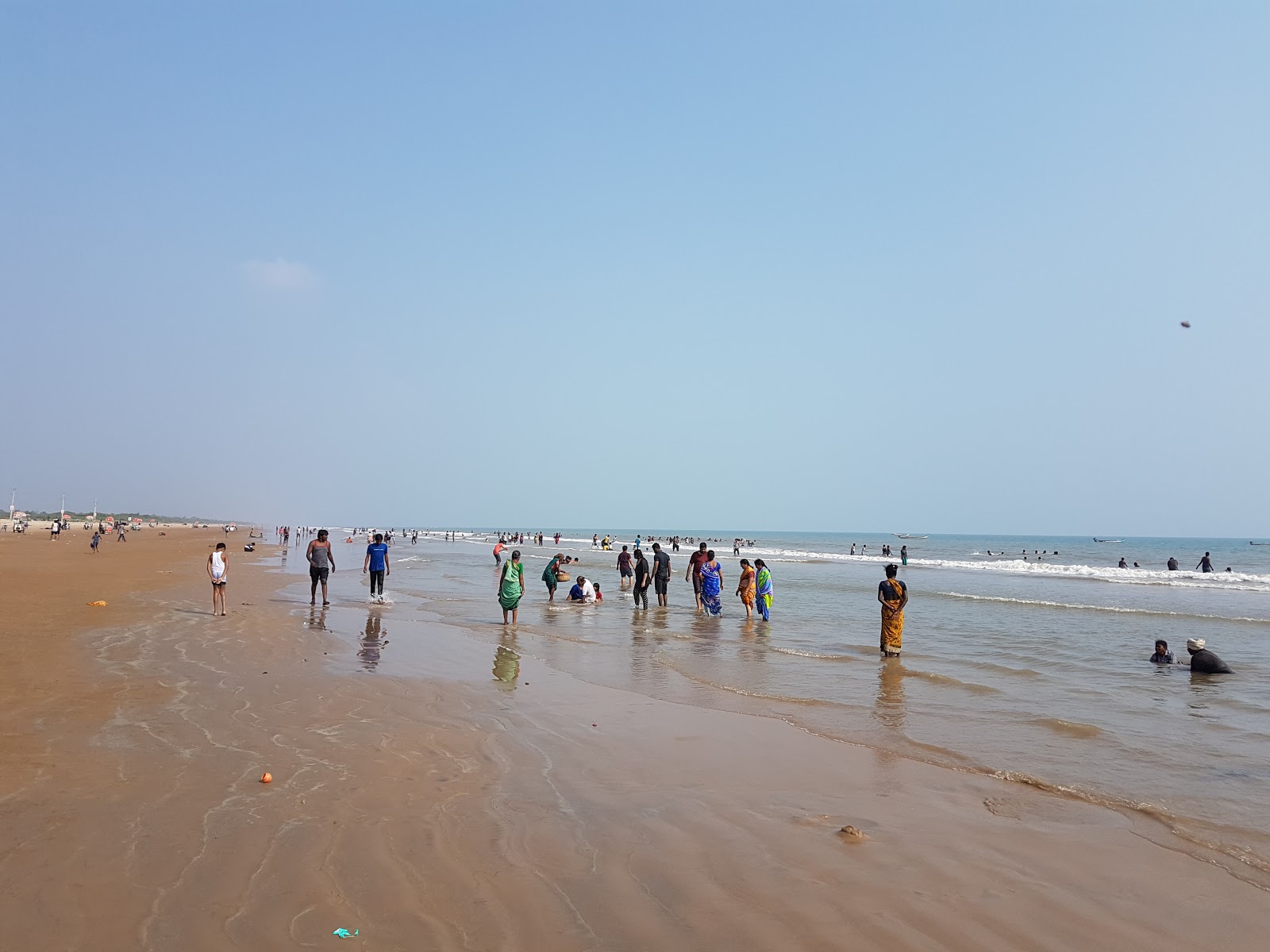 Valokuva Suryalanka Beachista. pinnalla kirkas hiekka:n kanssa