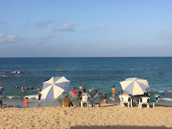 Foto von Alam El Roum Beach und die siedlung