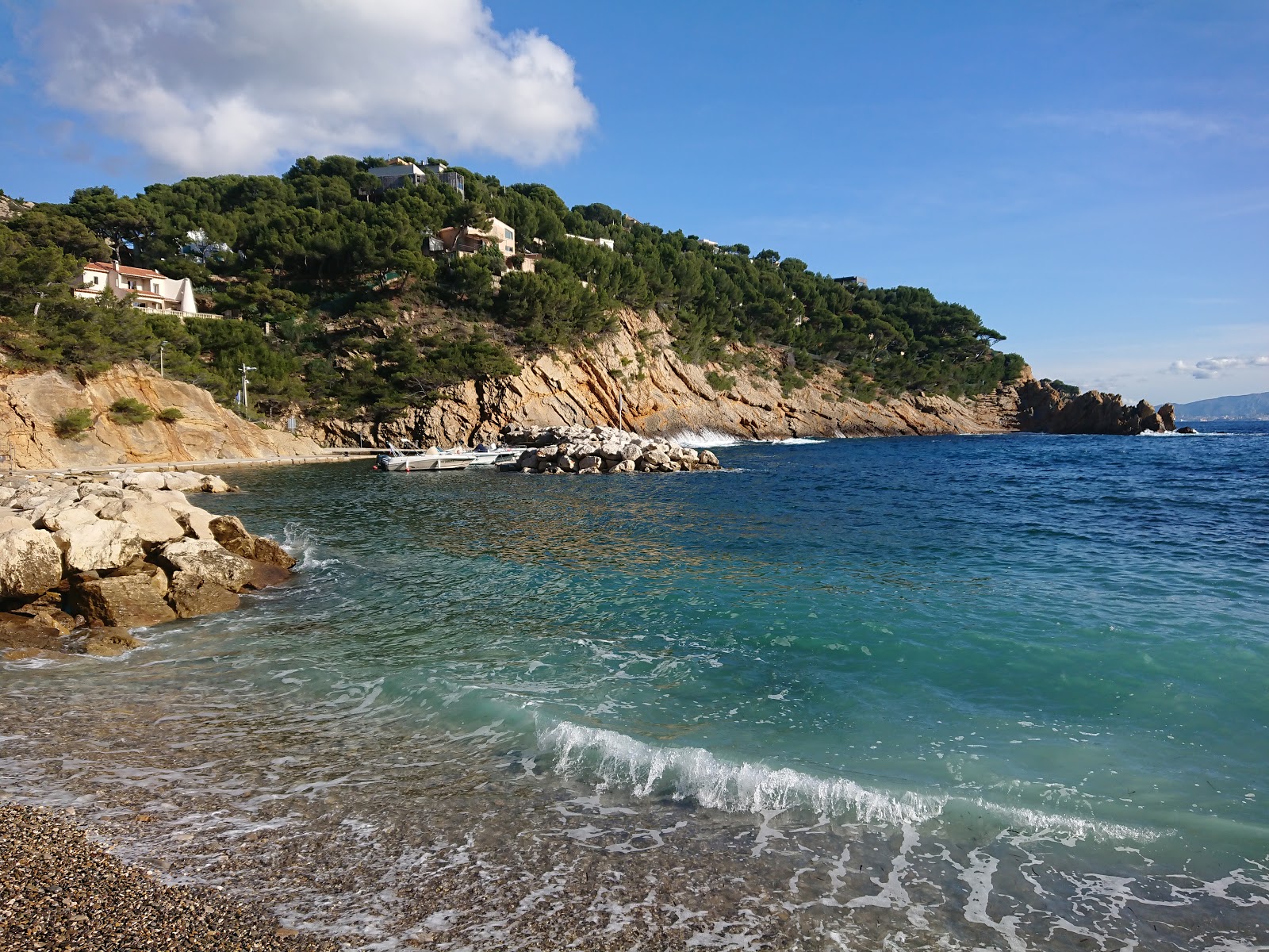 Plage de la cote bleue'in fotoğrafı düz bir kıyı şeridi ile birlikte