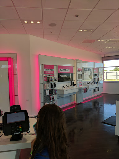 Cell Phone Store «T-Mobile», reviews and photos, 594 North Ave, Carol Stream, IL 60188, USA