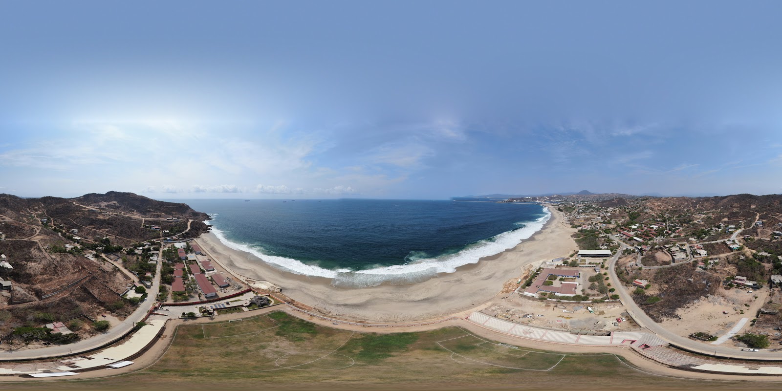 Foto av Salina Cruz beach omgiven av klippor