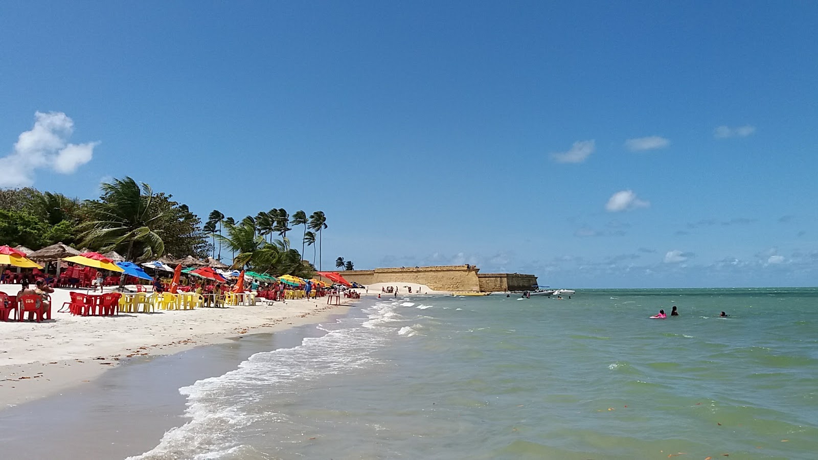 Foto di Praia do Forte Orange con una superficie del sabbia beige