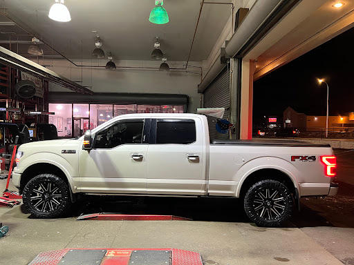 Tire Shop «Discount Tire Store - Clackamas, OR», reviews and photos, 8380 SE Sunnyside Rd, Clackamas, OR 97015, USA