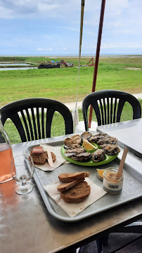 Plats et boissons du Bar-restaurant à huîtres Huitres et moules Jean-Luc Tonneau à Le Vivier-sur-Mer - n°7