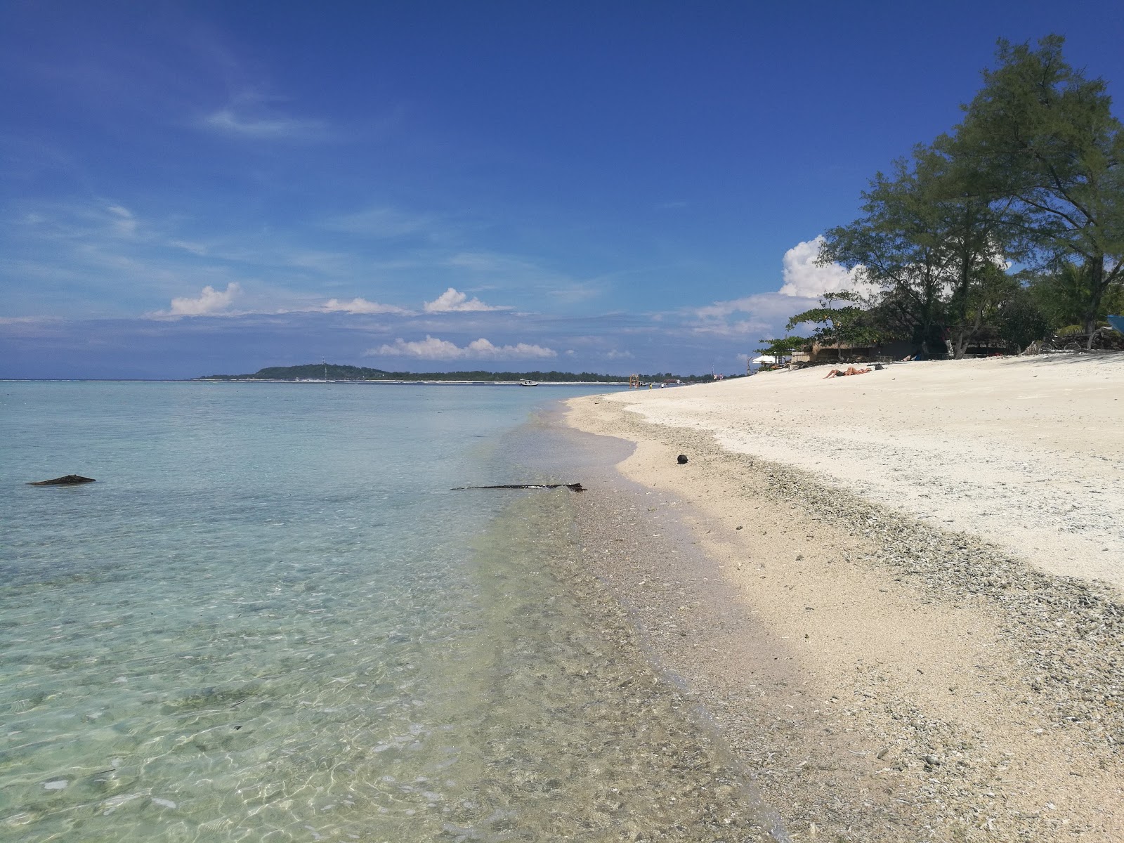 Fotografie cu Gili Air Lumbung Beach - locul popular printre cunoscătorii de relaxare