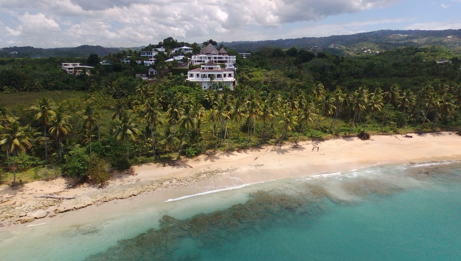 Playa Escondida'in fotoğrafı geniş plaj ile birlikte