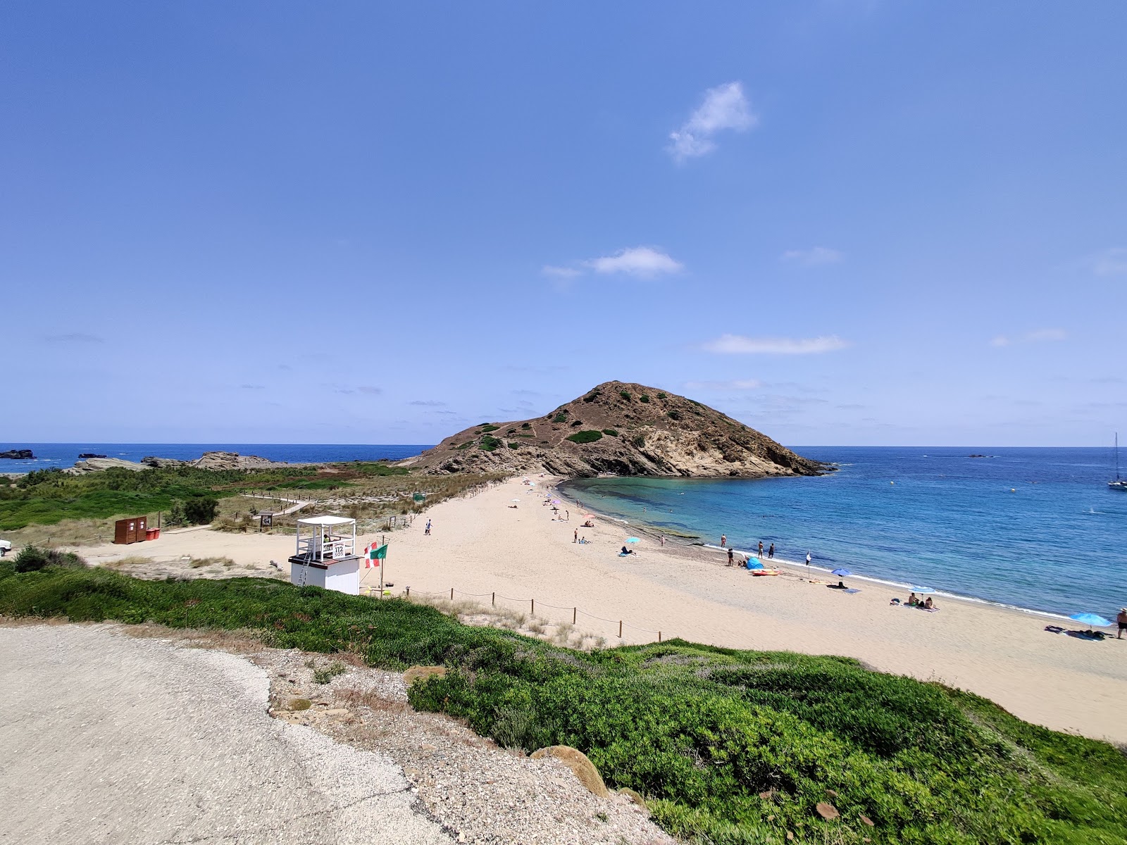 Foto di Cala Mesquida con una superficie del sabbia fine e luminosa