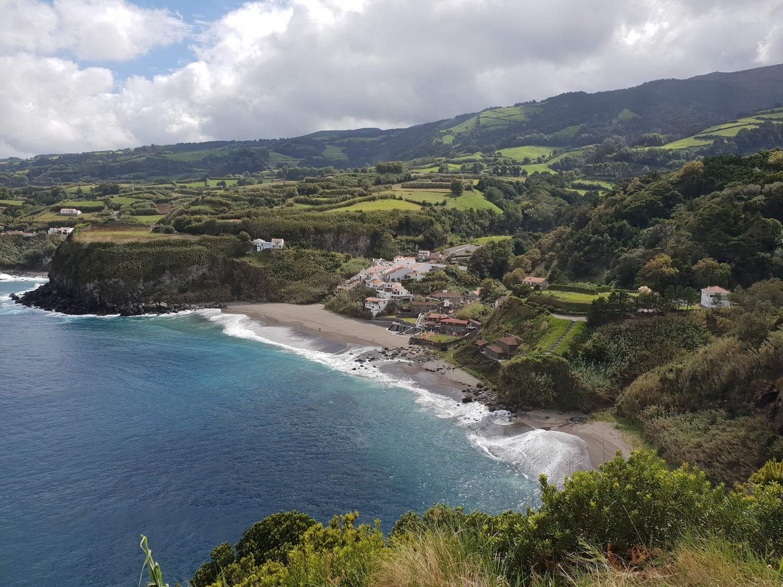 Photo de Praia dos Moinhos entouré de montagnes