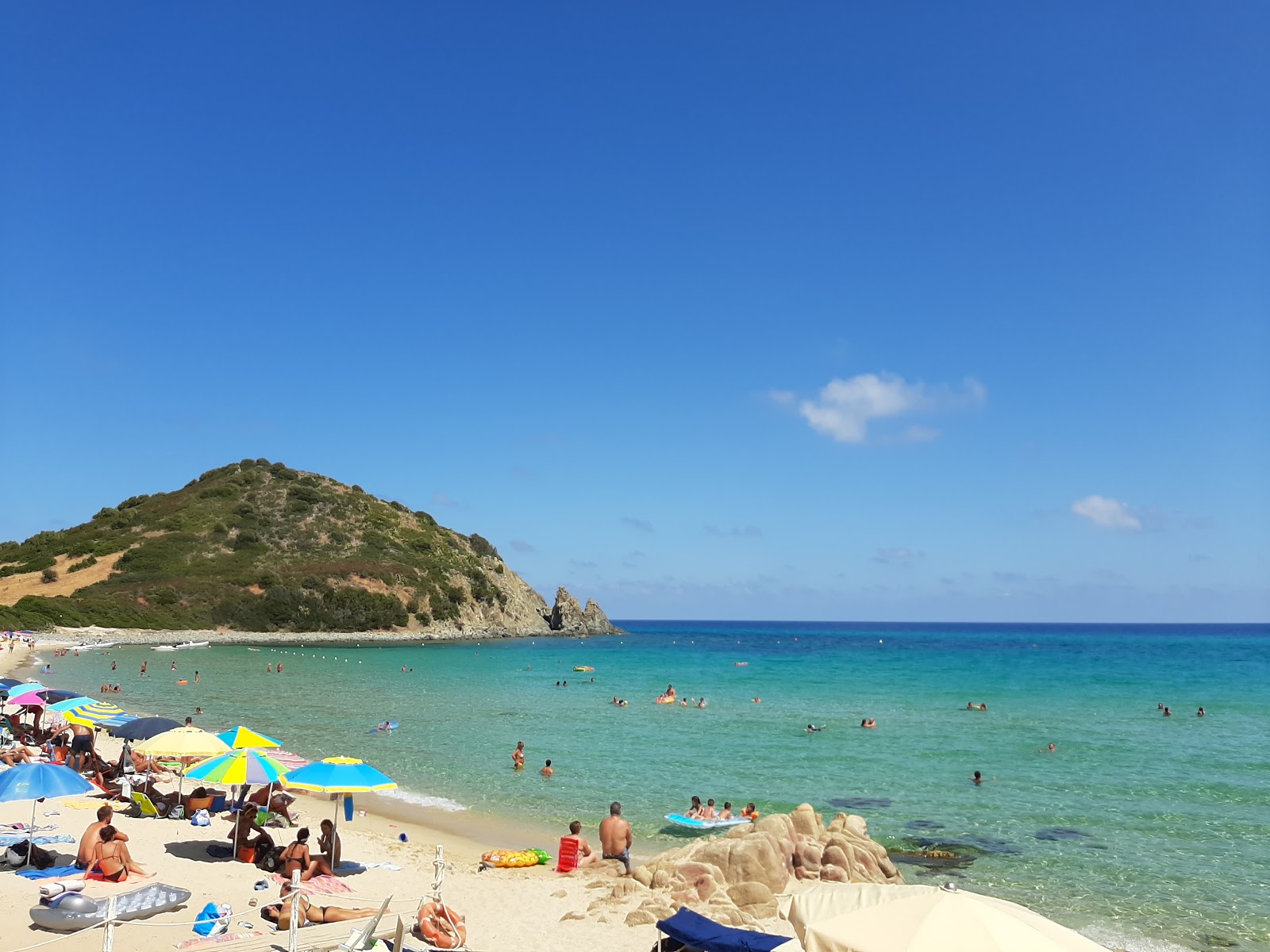 Cala Monte Turno Plajı'in fotoğrafı uçurumlarla desteklenmiş