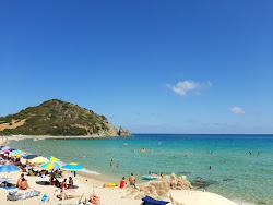 Cala Monte Turno Plajı'in fotoğrafı uçurumlarla desteklenmiş