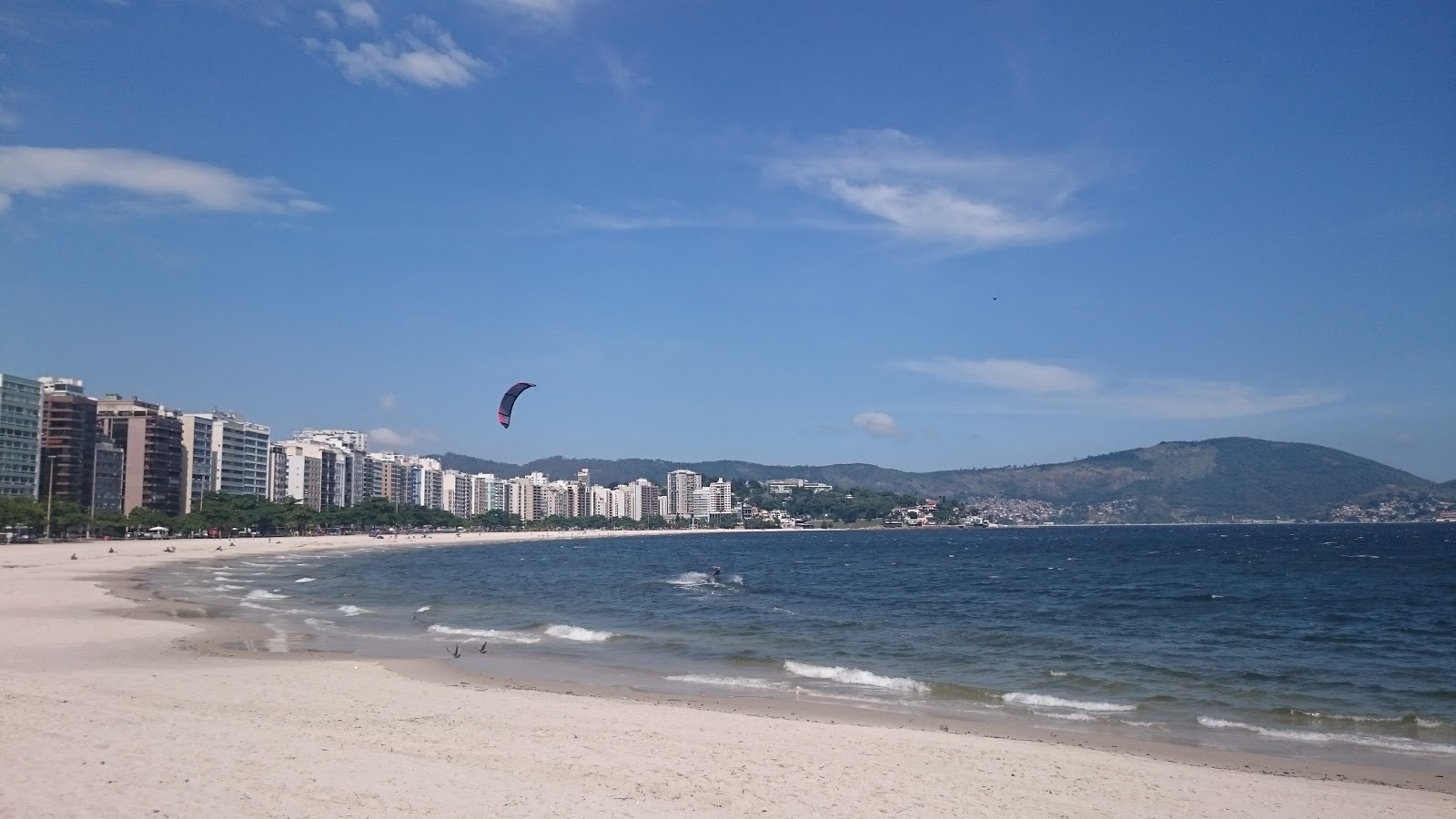 Praia de Icarai'in fotoğrafı parlak ince kum yüzey ile