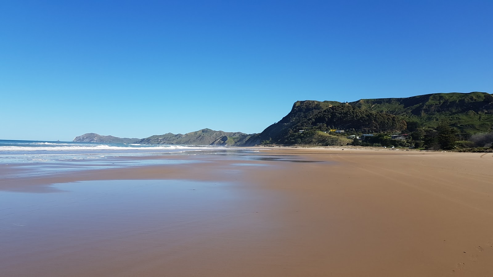 Waihau Bay Beach的照片 带有碧绿色纯水表面