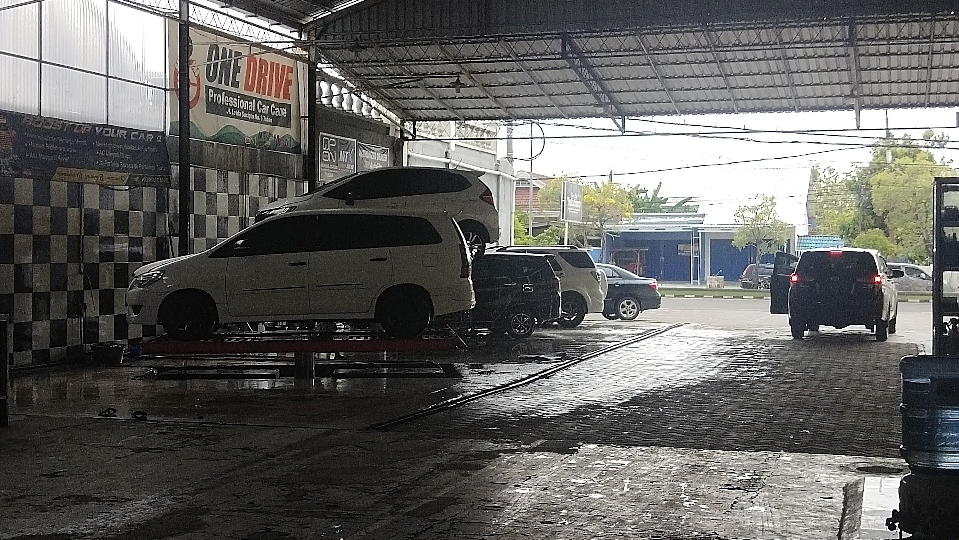 Gambar One Drive Professional Car Wash