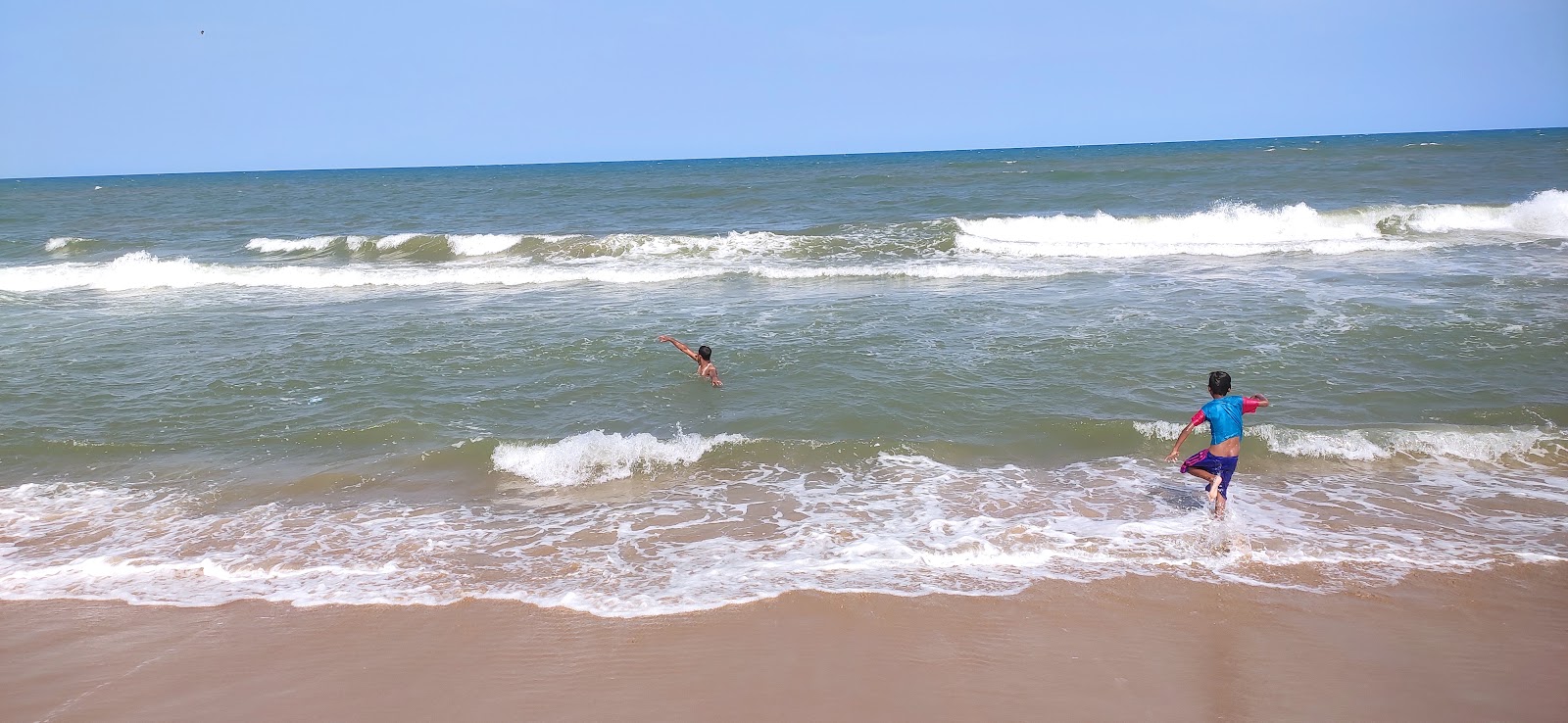 Foto von Neelangarai Beach mit langer gerader strand