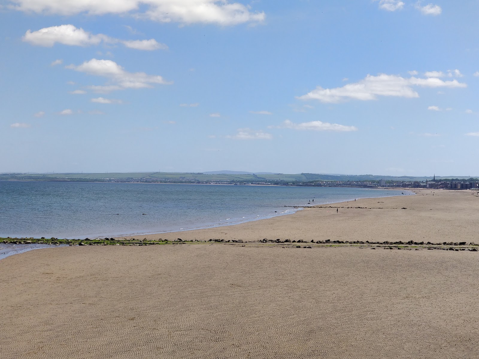 Beach Walk'in fotoğrafı parlak kum yüzey ile