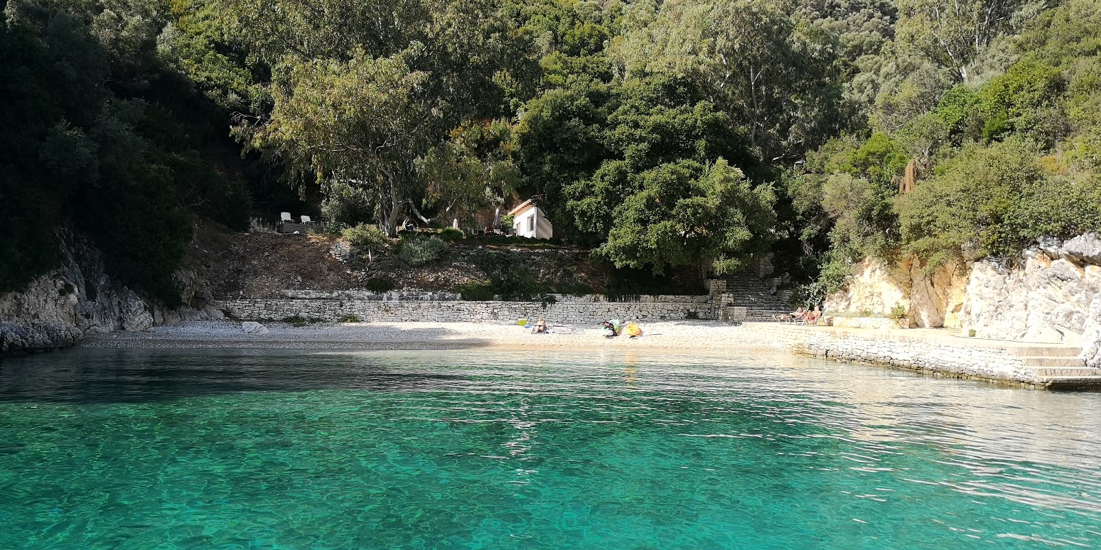 Photo of Ksilokeratidi Cove with light fine pebble surface