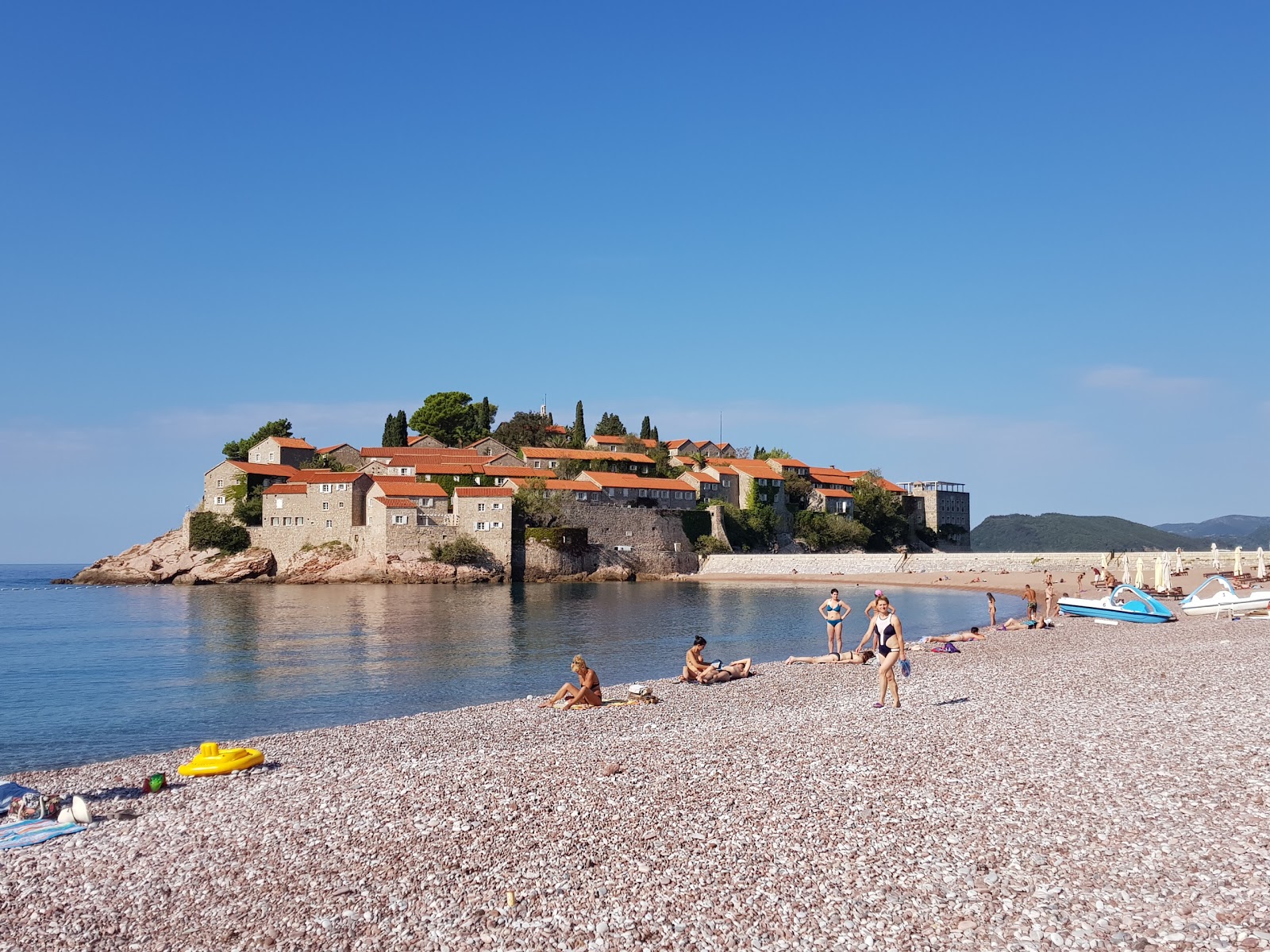 Valokuva Sveti Stefan beachista. sisältäen tilavat monen lahden