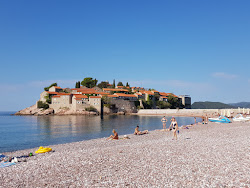 Sveti Stefan beach'in fotoğrafı çok temiz temizlik seviyesi ile
