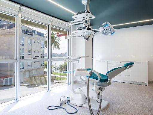 DR. NICOLAS CARRAL ROURA - Cirugía Maxilofacial en Oleiros, A Coruña