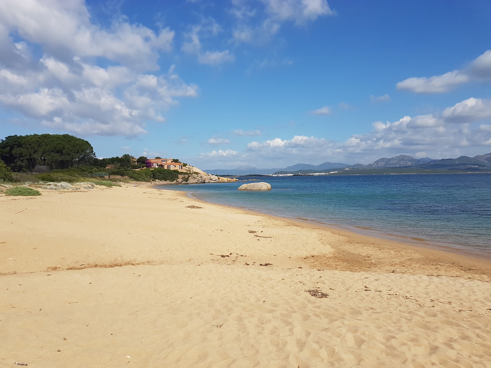 Foto von Spiaggia di Punta Tronfino mit beiger sand Oberfläche