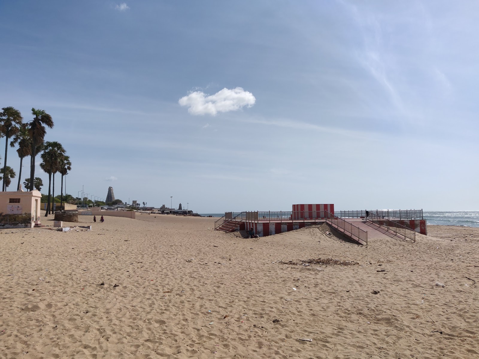 Tiruchendur Beach的照片 带有宽敞的海岸
