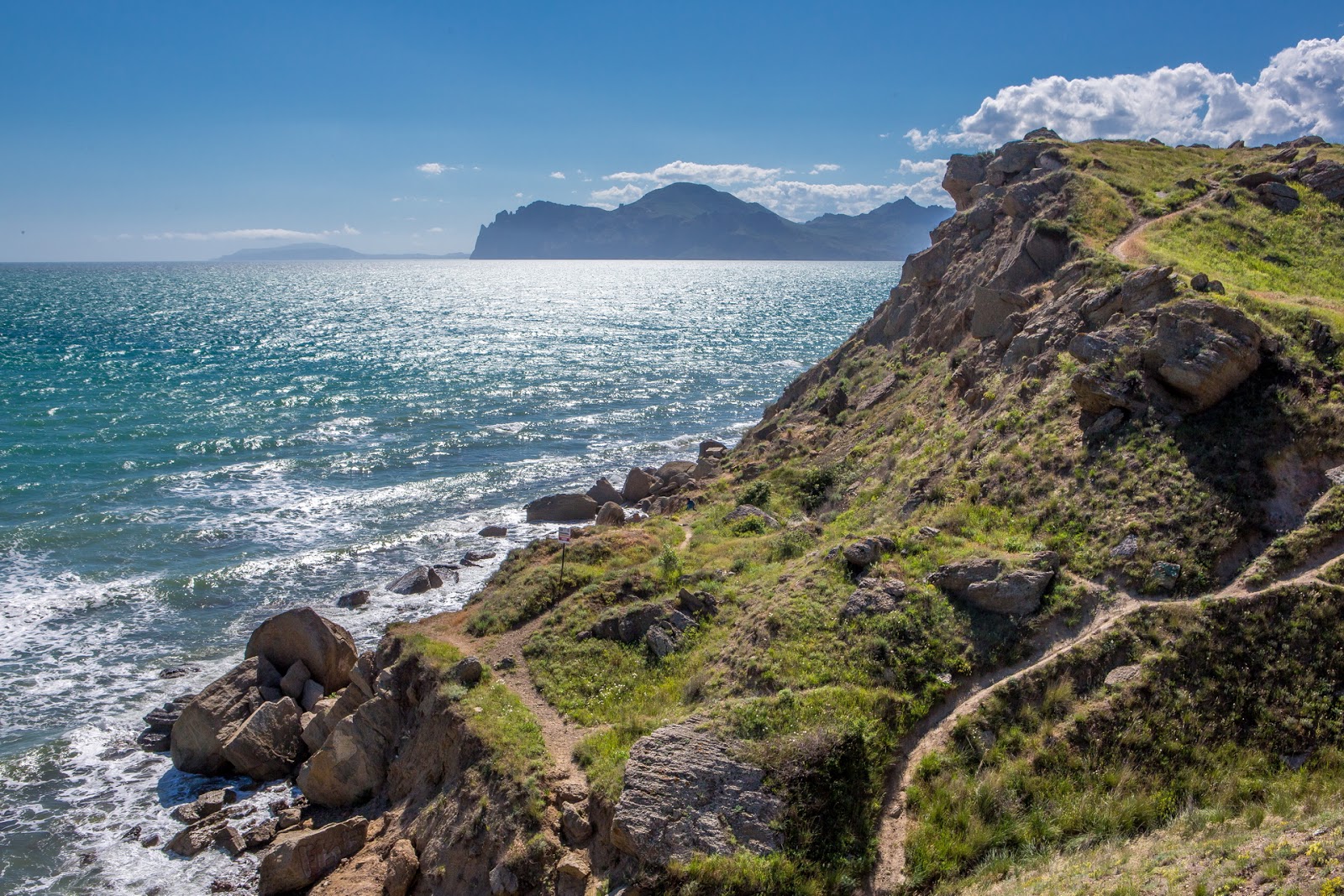 Foto af Plazh Zolotii Peski bakket op af klipperne