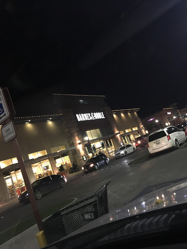 Book Store «Barnes & Noble Booksellers El Paso/Fountains at Farah», reviews and photos, 8889 Gateway Blvd W #120, El Paso, TX 79925, USA
