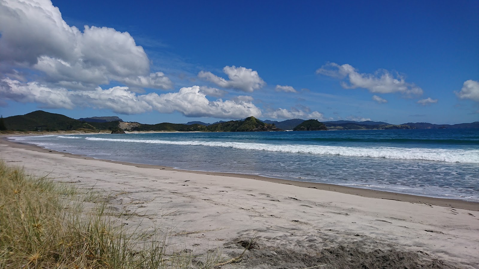 Foto von Medlands Beach mit heller feiner sand Oberfläche