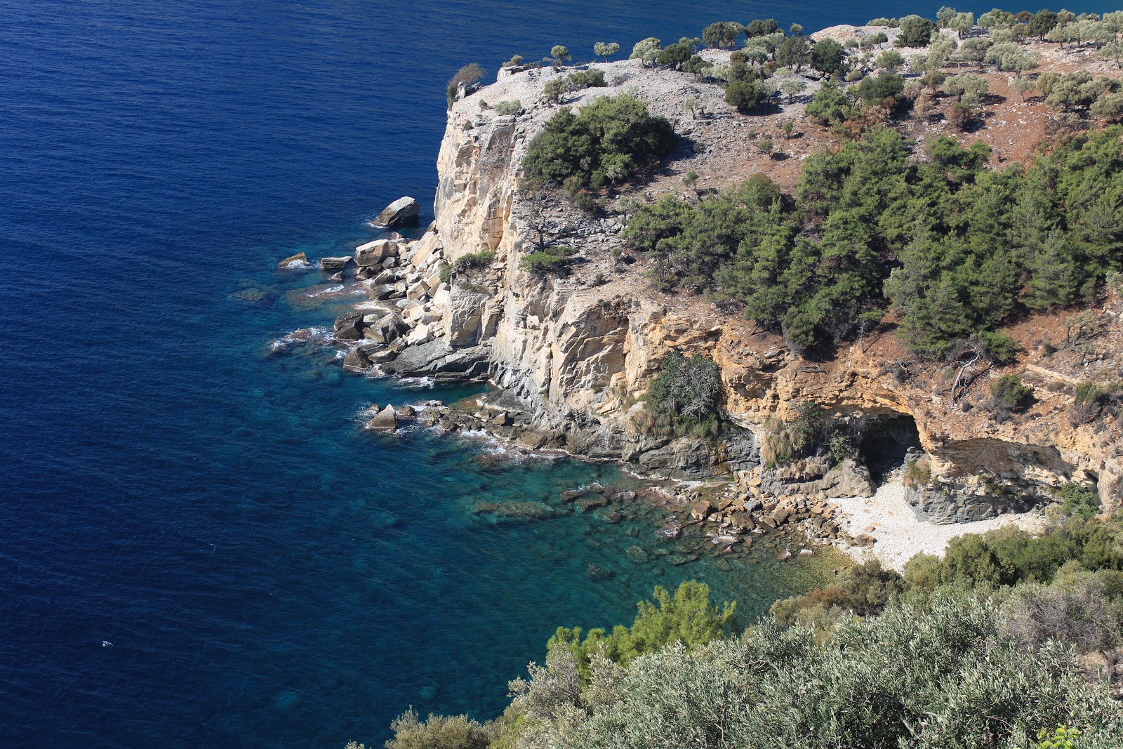 Foto di Arsanas beach II con una superficie del terreno roccioso