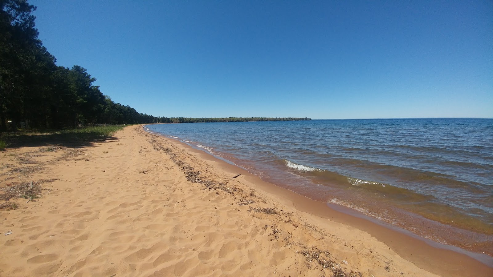 Foto di Second Sand Beach con una superficie del sabbia beige