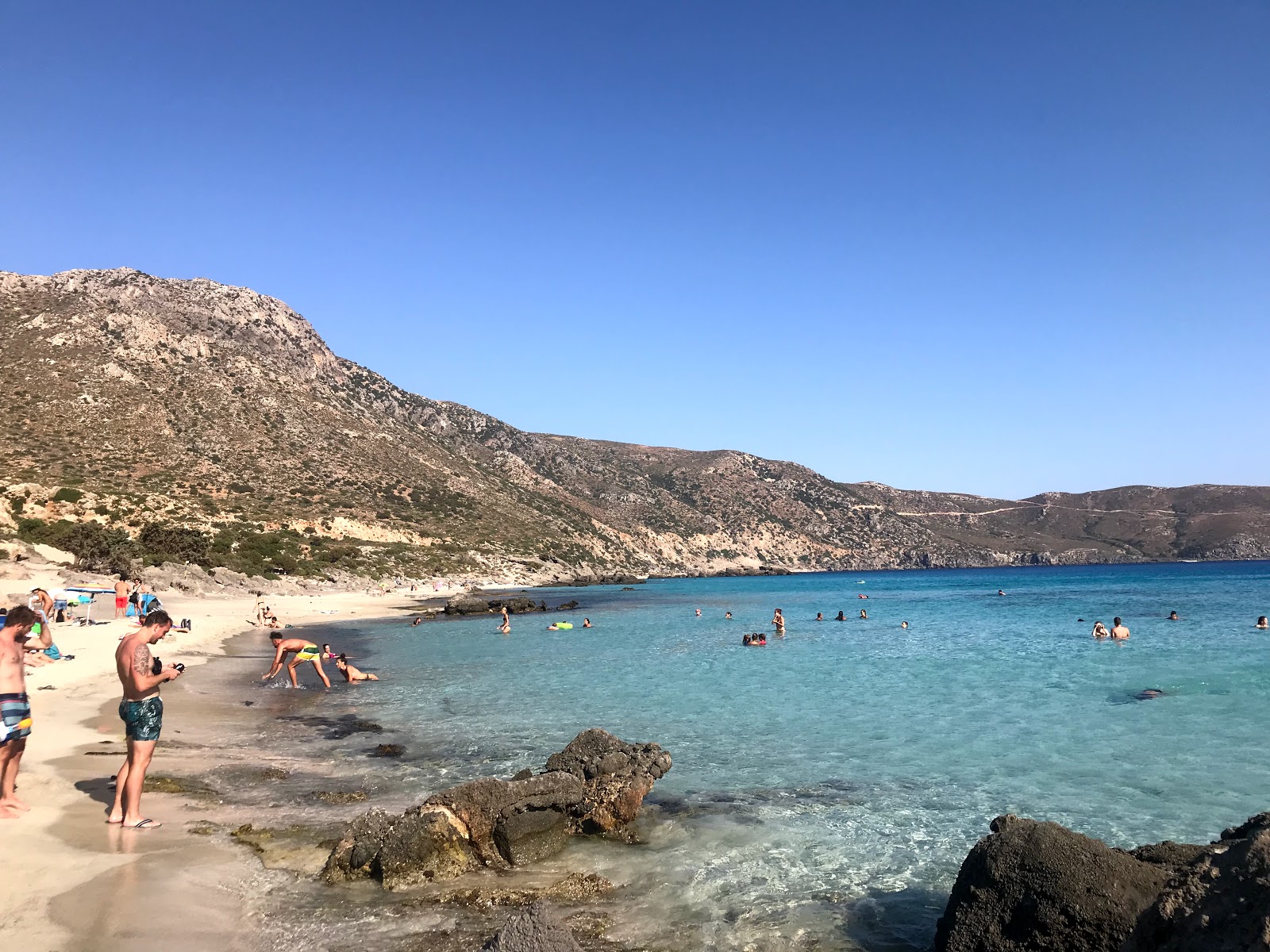 Foto von Kedrodasos Strand von Klippen umgeben