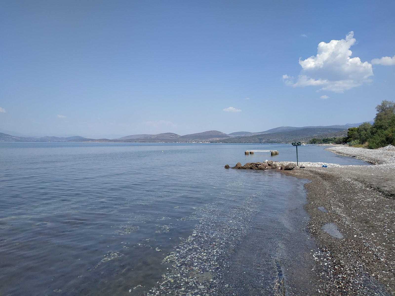 Fotografie cu IRIA BEACH cu o suprafață de apă pură albastră