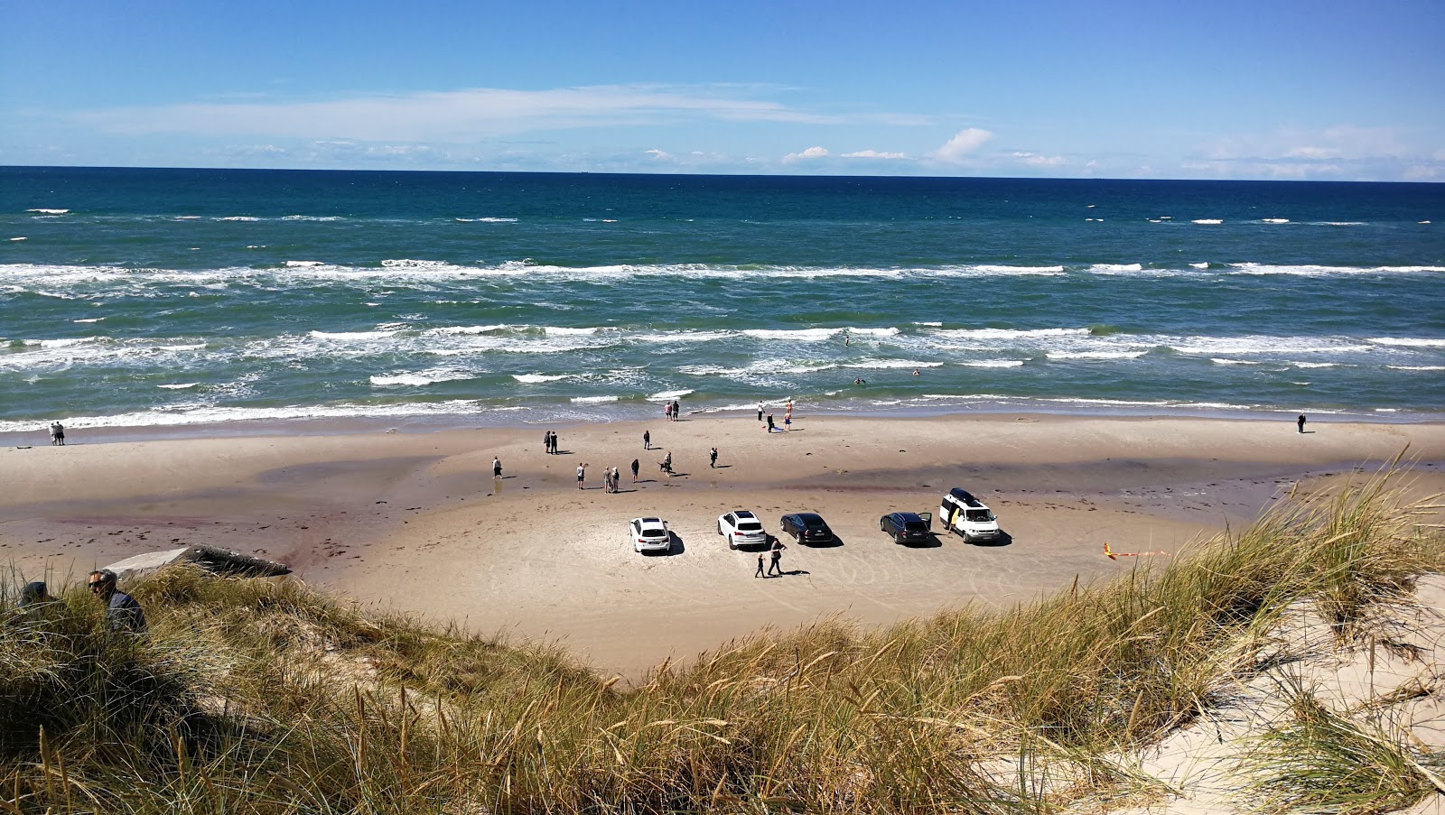 Kandestederne Beach的照片 带有碧绿色纯水表面