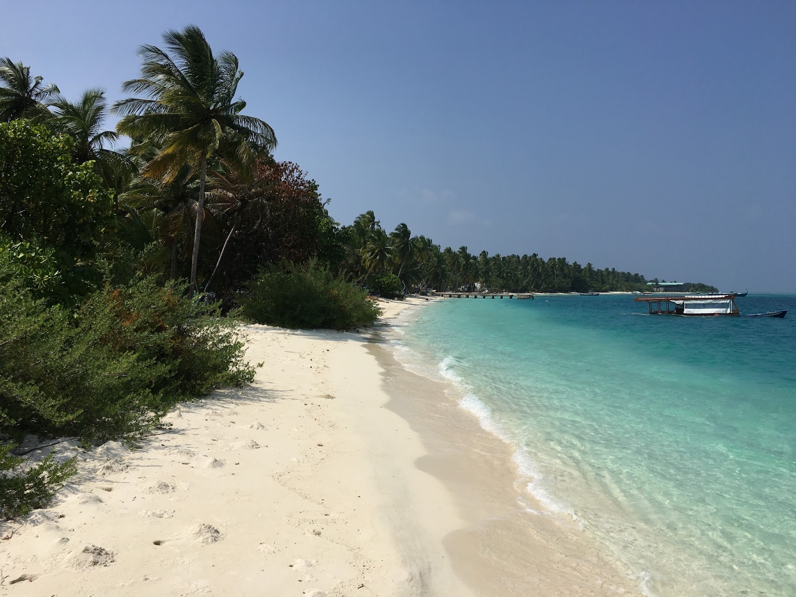 Foto de Mandhoo Beach com areia branca superfície