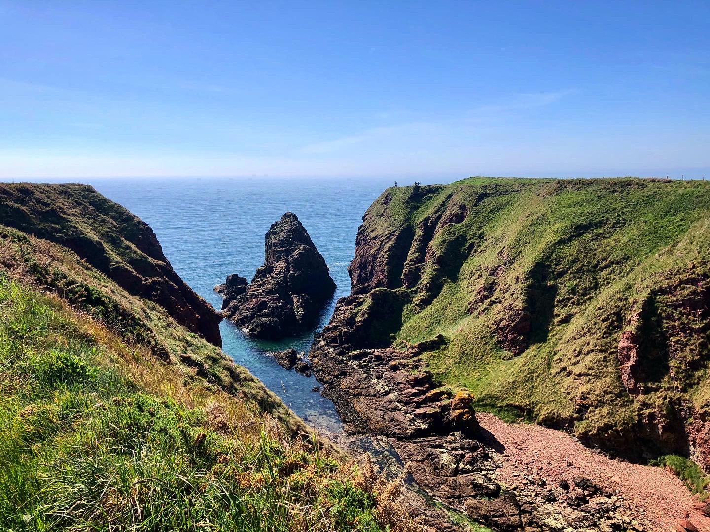 Foto av Seaton Cliffs Beach med en rak kustlinje