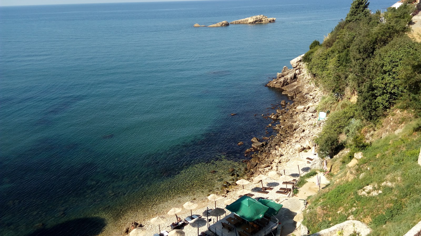 Liman beach的照片 带有碧绿色纯水表面
