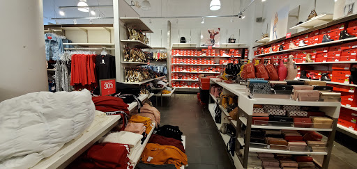 Clothing Store «GUESS Factory», reviews and photos, 3252 NE 1st Ave #100, Miami, FL 33137, USA