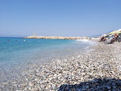 Foto von Paralia Akrogiali umgeben von Bergen
