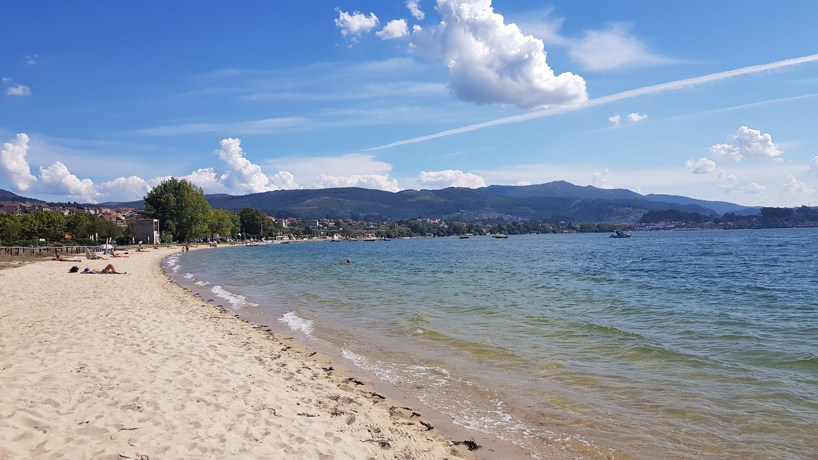 Praia de Cesantes'in fotoğrafı düz ve uzun ile birlikte