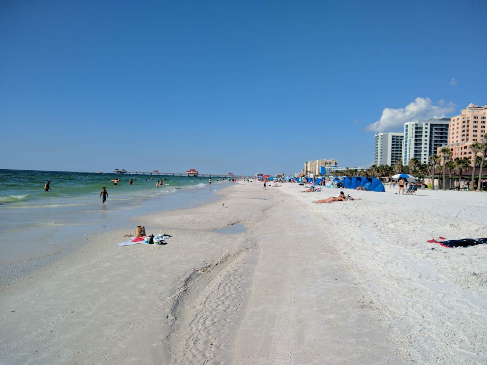 Foto av Saint Pete beach med vit sand yta