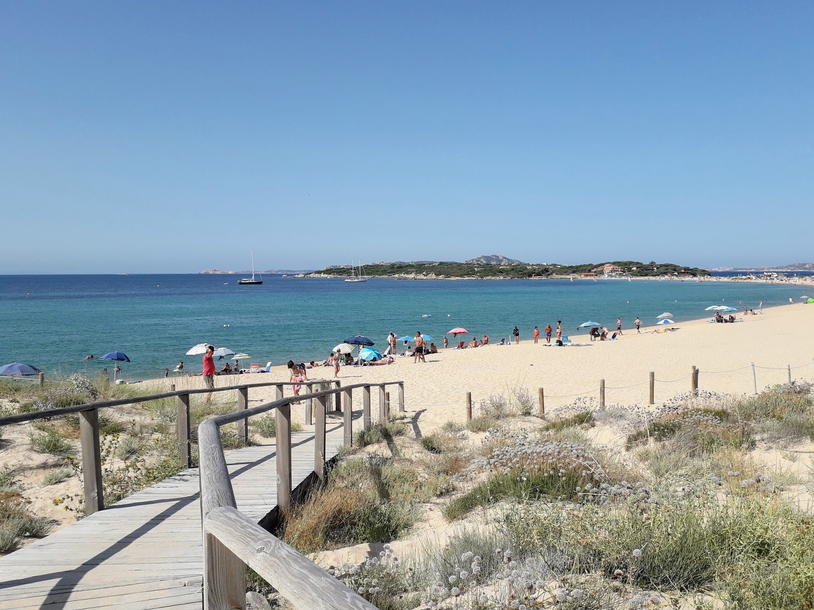 Foto von Barrabisa Strand und seine wunderschöne Landschaft