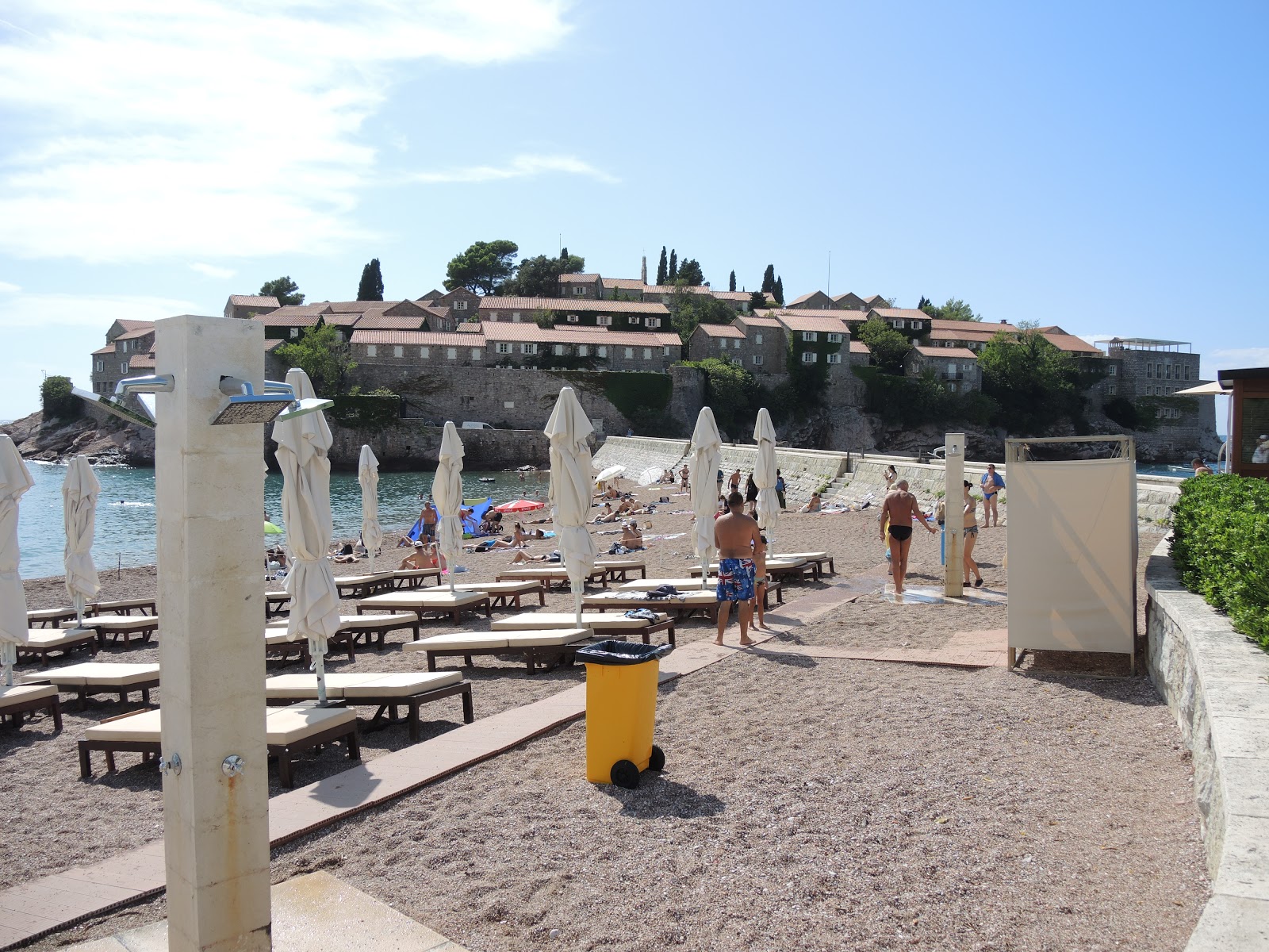 Valokuva Sveti Stefan beachista. pinnalla turkoosi puhdas vesi:n kanssa