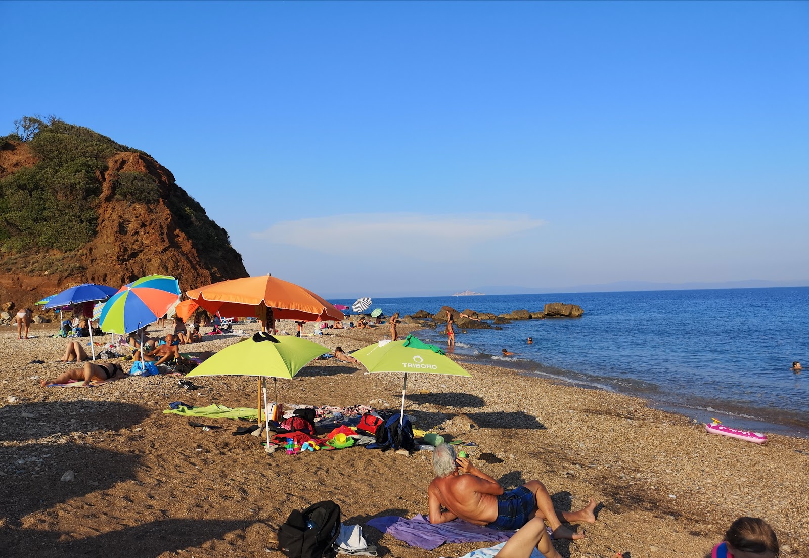 Spiaggia Cala Seregola'in fotoğrafı - rahatlamayı sevenler arasında popüler bir yer