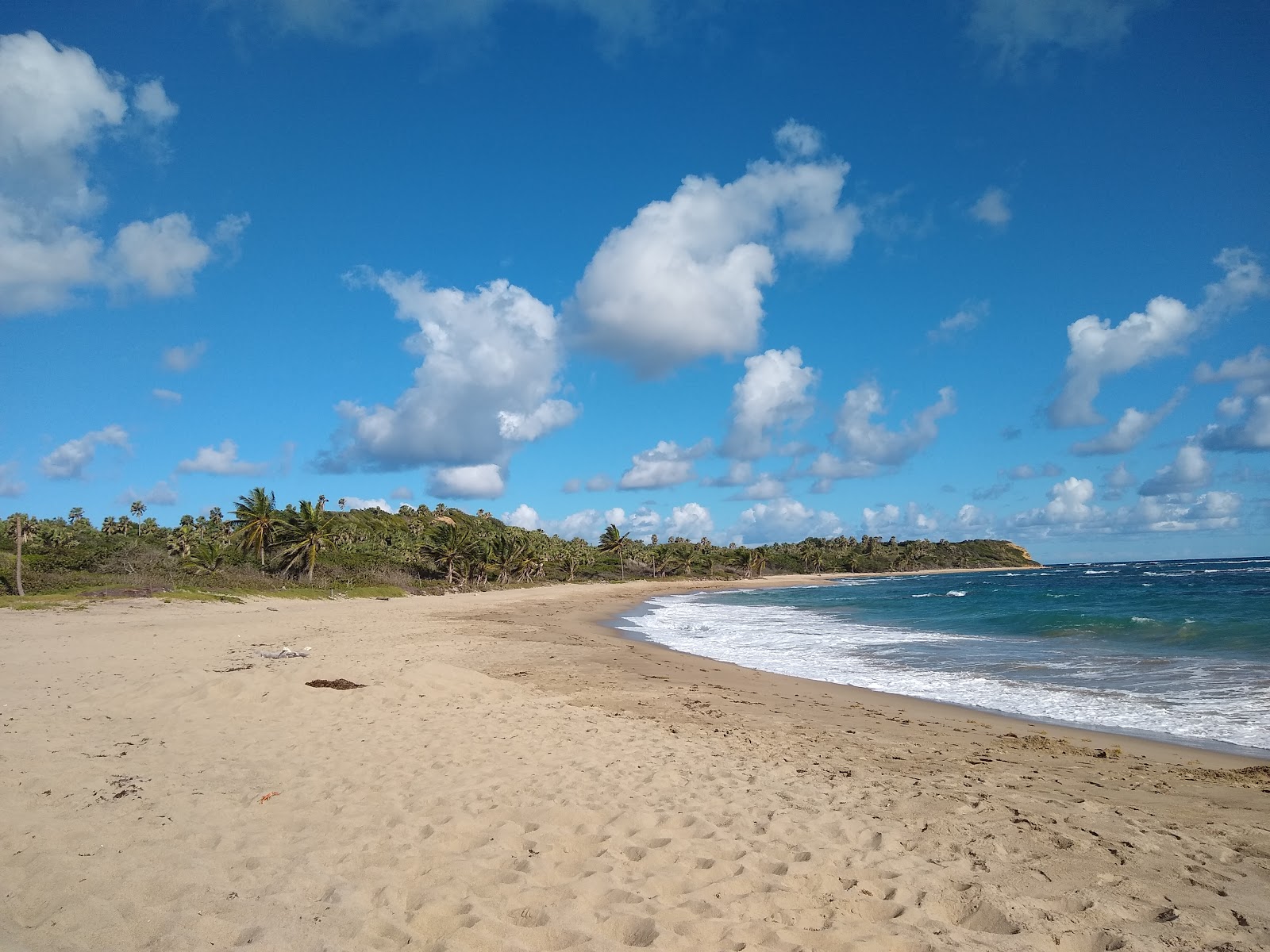 Valokuva Playa Guzmancitoista. pinnalla kirkas hiekka:n kanssa