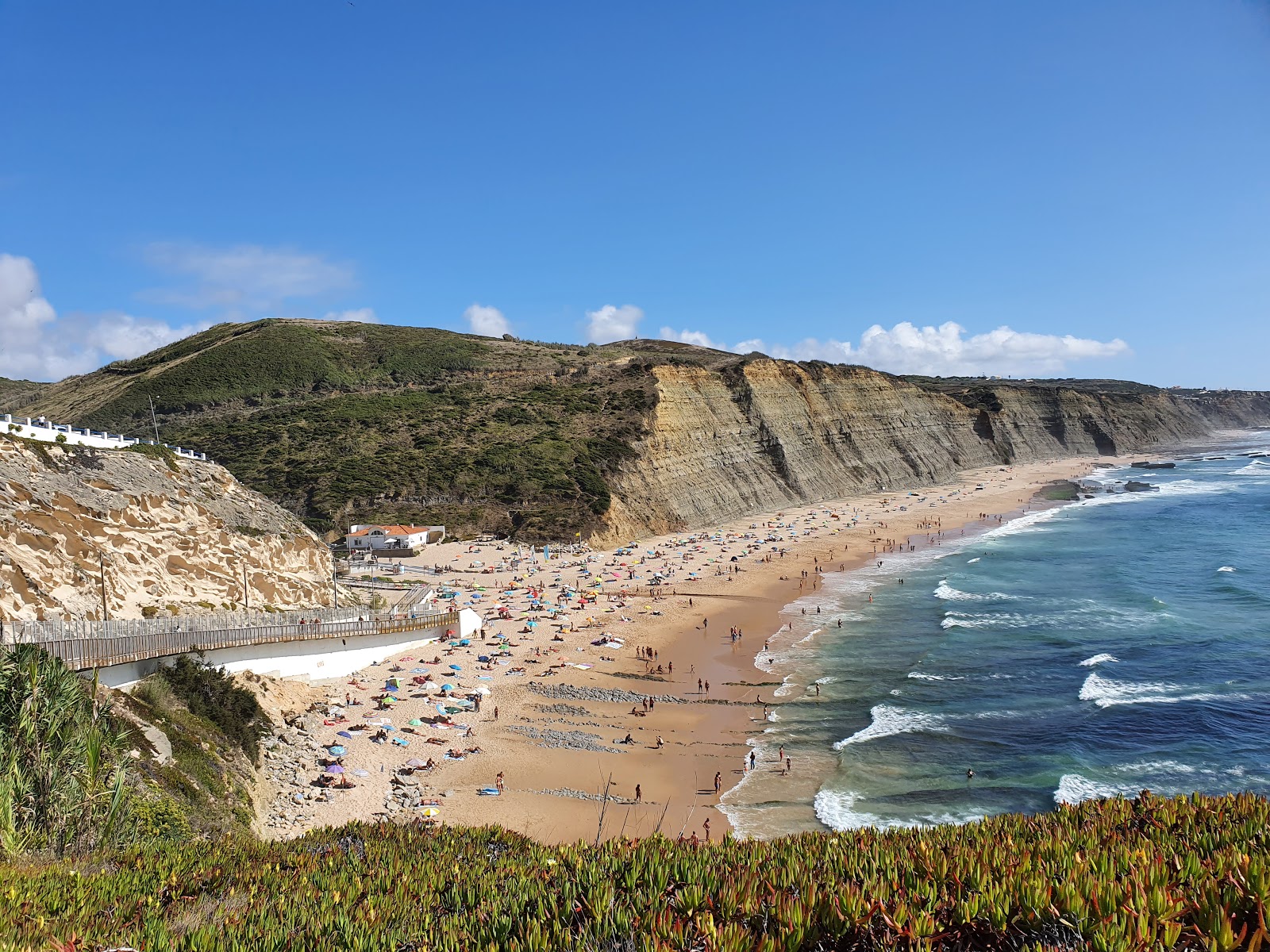 Foto von Praia do Magoito mit heller feiner sand Oberfläche