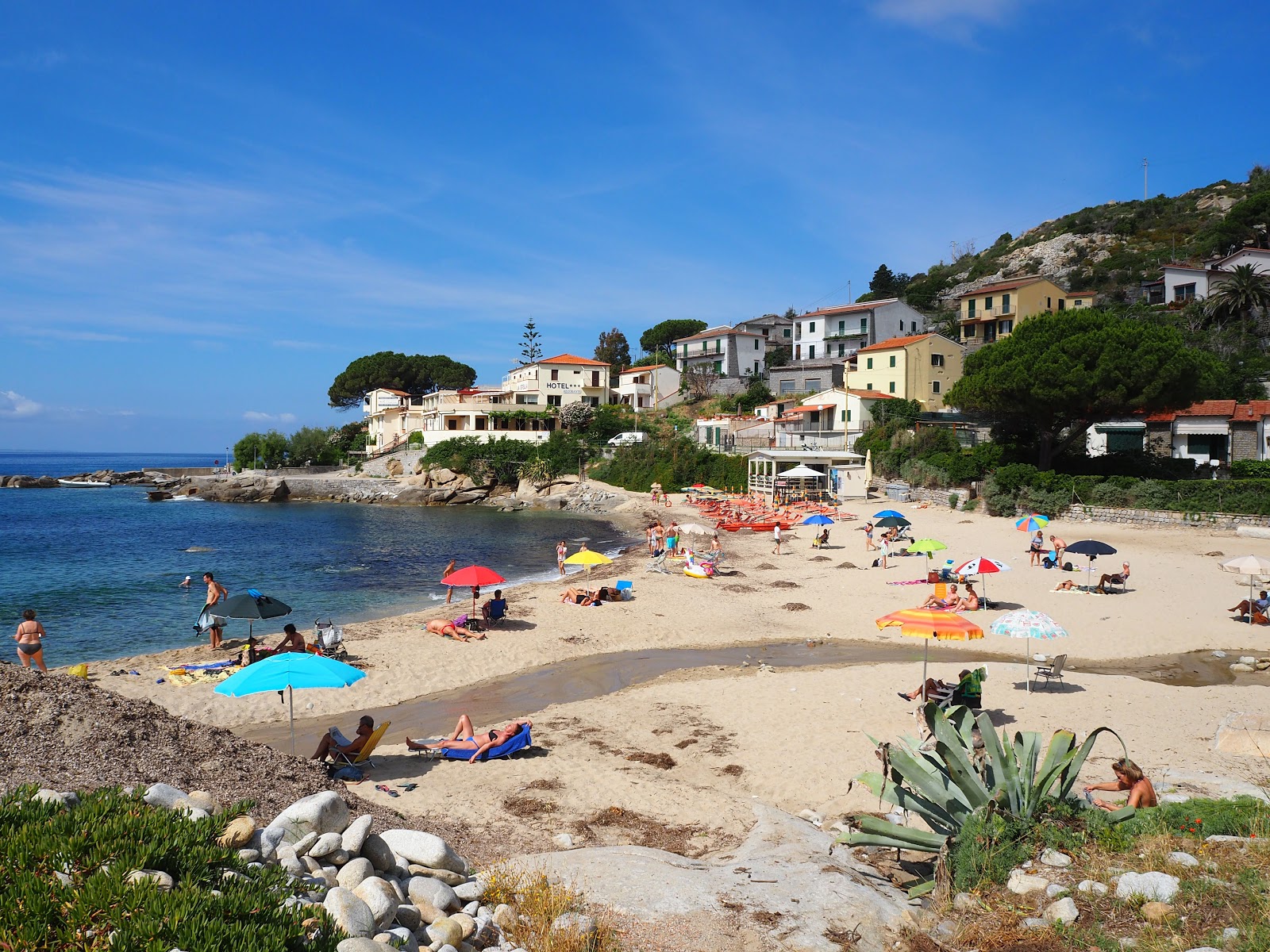Zdjęcie Spiaggia di Seccheto z powierzchnią beżowy piasek